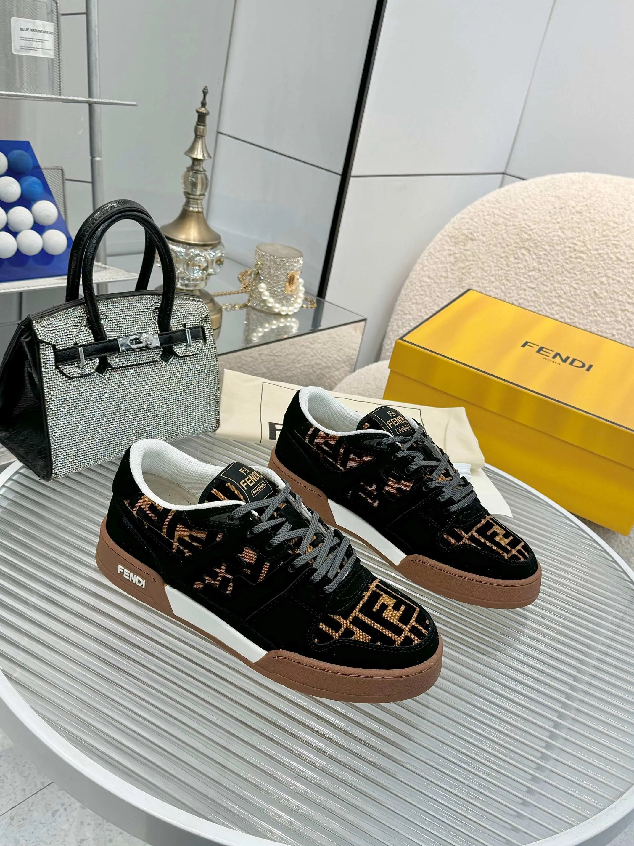 p620🐮🐮New❤Top super A version💯 Fendi Fendi 2025 New Year's King Explosive Style🔥 Many💑stars have the same style FD match. Original purchase for RMB14440. One to one replica. Designer Kim Jones's first sneaker fendi match and Donkey brand Trainer basketball sneakers, fresh blood injection and FF retro design It combines fashion and super comfort. [Wise] Whoever doesn’t grab it will regret it [There are many shoe uppers on the market with different color matching and cut corners in workmanship. The color matching and craftsmanship of my shoe upper are absolutely the same as the genuine products at the counter. Welcome to compare. Feet: Mesh injection molding pads 🎯 Soles: Please look for the original molded multi-color TPU outsole (❌ non-rubber sole) 🎯 Size: Female 35-41 Male 38-45 🎯 Packaging: Original 1:1 matching high-end packaging 🎁
